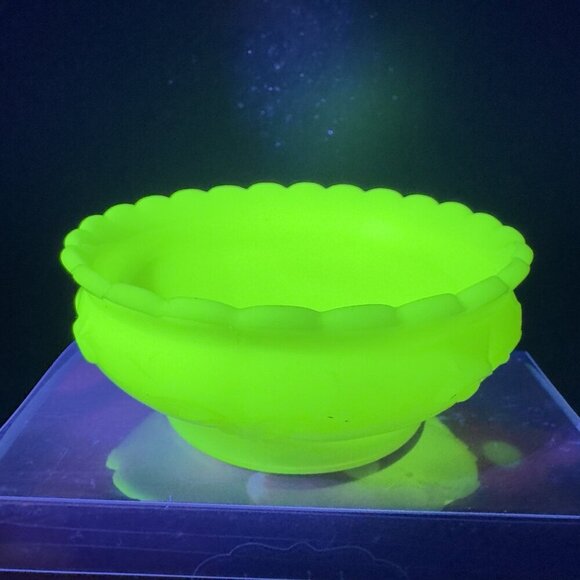 Vintage Vaseline Pale Yellow Uranium UV Glowing Glass Dish Bowl Footed Ruffled - Picture 2 of 13